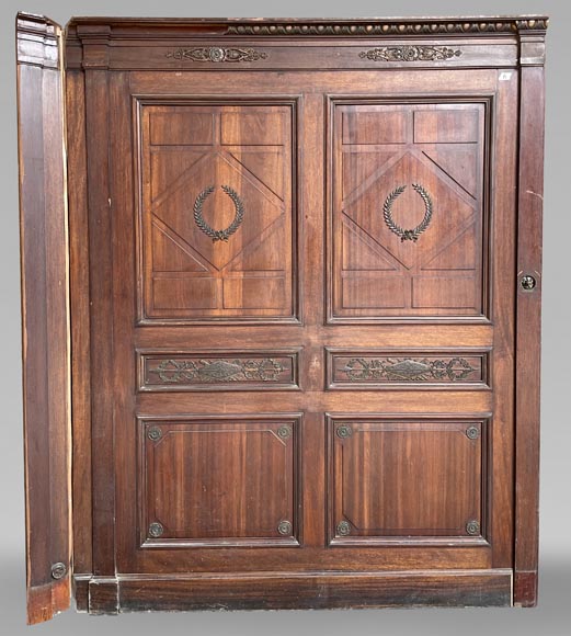 Set of Empire-style mahogany and bronze panelling and bookcases-14