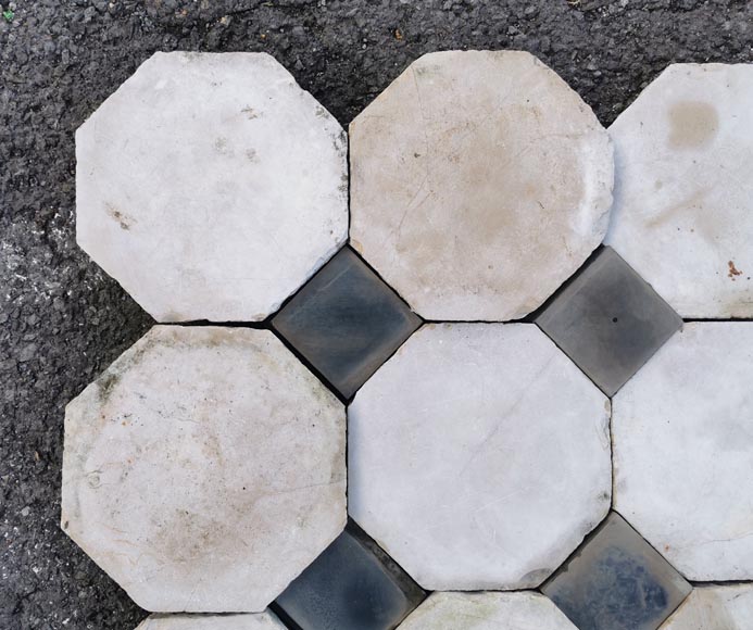 Floor composed of a set of octagonal cabochons in marble stone, around 7,5 m²-2