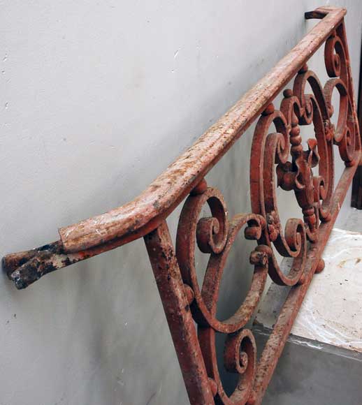 Single 18th century iron balcony railing.-4