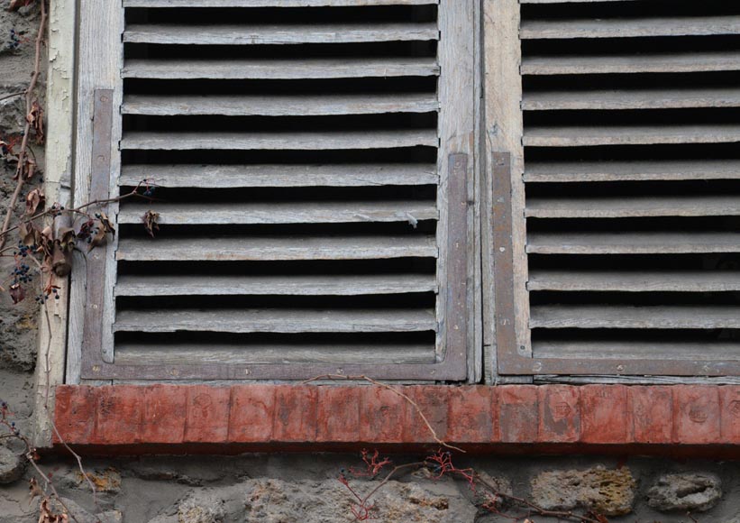 Two pairs of wooden shutters -3