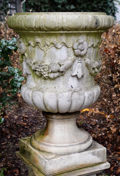 Pair of Medici vases in composite stone, late 20th century -1