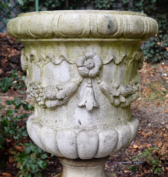 Pair of Medici vases in composite stone, late 20th century -2