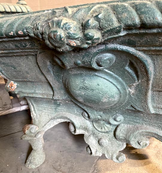 Pair of cast iron planters decorated with cartouches and lion heads Pair of cast iron planters decorated with cartouches and lion heads-6