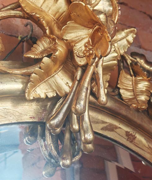 Oval gilt mirror in the Napoleon III style, featuring rich foliate ornamentation Oval gilt mirror in the Napoleon III style, featuring rich foliate ornamentation-4