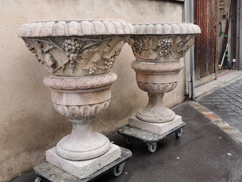 Important pair of Medici vases in white stone from Provence in France-4