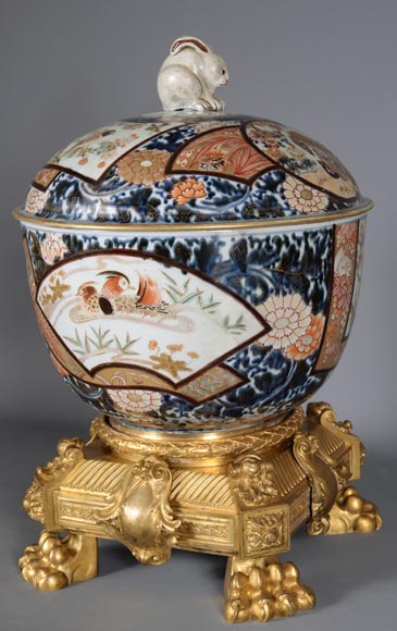 Imari porcelain covered pot on a Napoleon III gilt bronze mount, 19th century-2