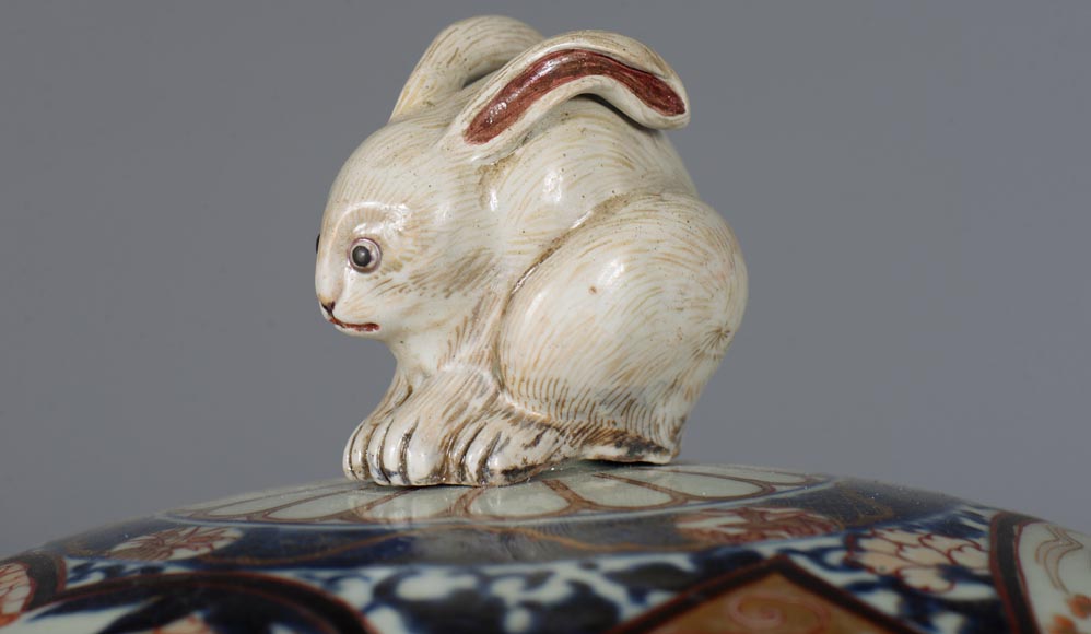 Imari porcelain covered pot on a Napoleon III gilt bronze mount, 19th century-3