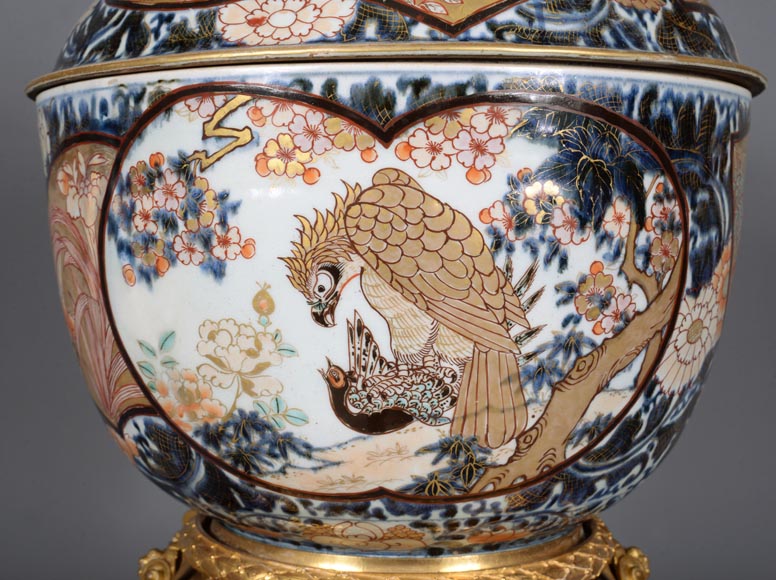 Imari porcelain covered pot on a Napoleon III gilt bronze mount, 19th century-7