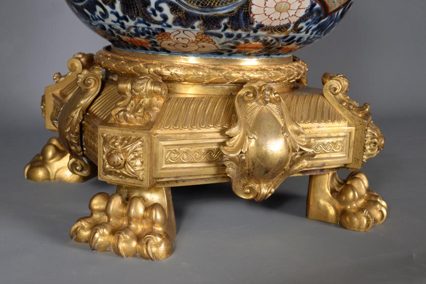 Imari porcelain covered pot on a Napoleon III gilt bronze mount, 19th century-8