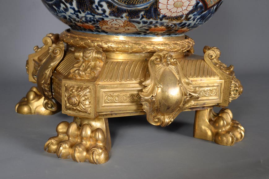 Imari porcelain covered pot on a Napoleon III gilt bronze mount, 19th century-8