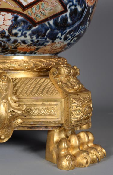 Imari porcelain covered pot on a Napoleon III gilt bronze mount, 19th century-9