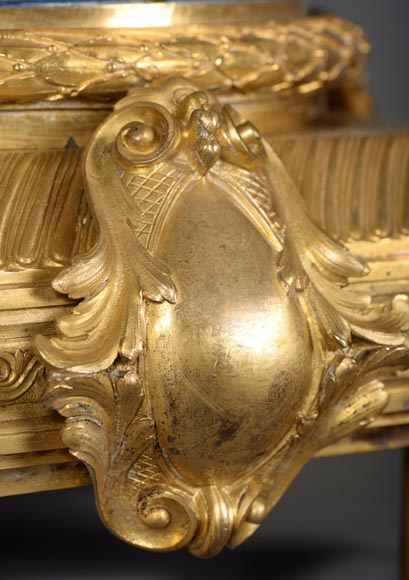 Imari porcelain covered pot on a Napoleon III gilt bronze mount, 19th century-10