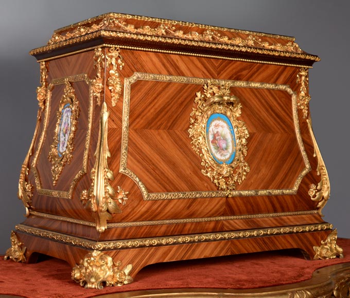 Exceptional Napoleon III chest in mahogany and rosewood inlay, gilt bronze and Sèvre porcelaine slabs. -2