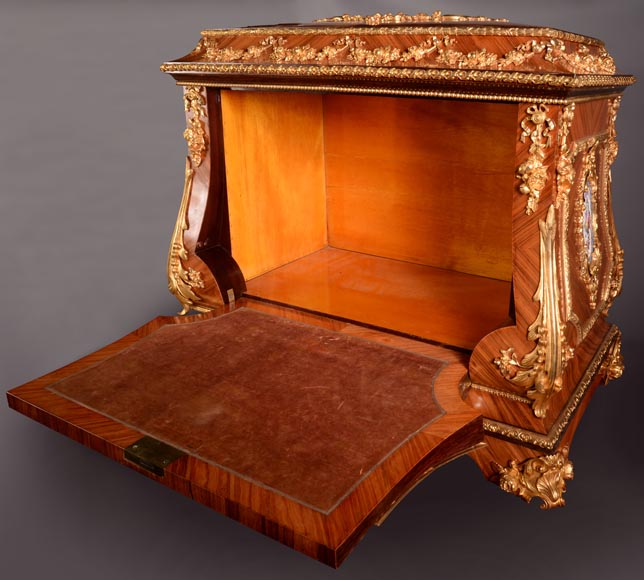 Exceptional Napoleon III chest in mahogany and rosewood inlay, gilt bronze and Sèvre porcelaine slabs. -6