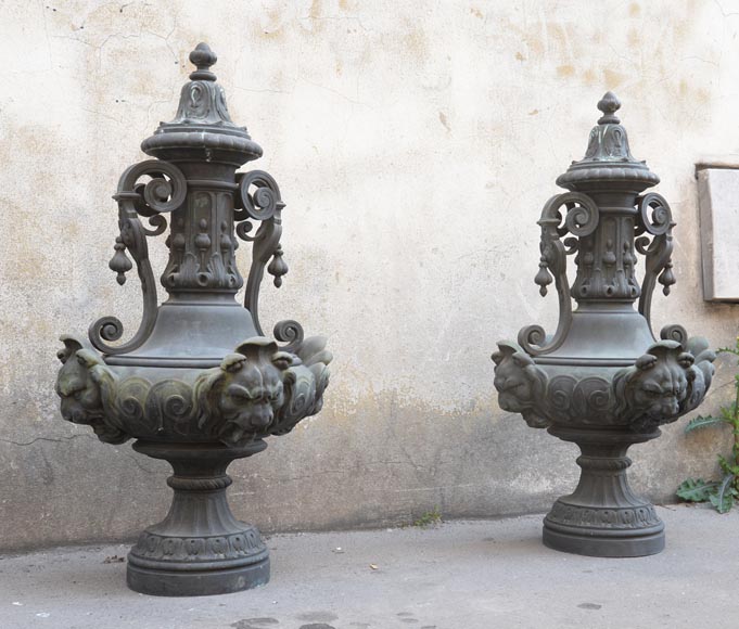 Pair of Renaissance style vases in patinated bronze from the Mouchy-le-Châtel castle,  second half of the 19th century-1