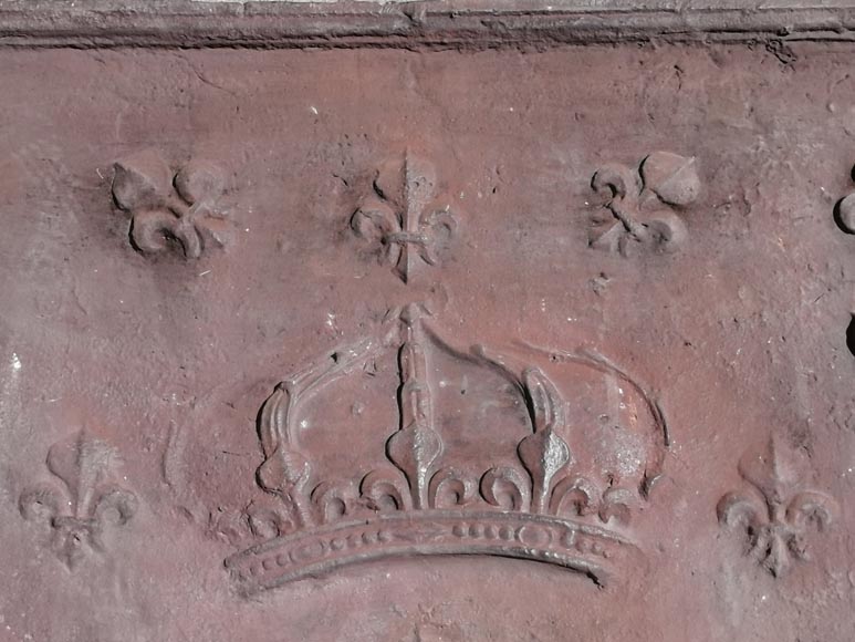 Large cast iron fireback adorned with a crown and fleur-de-lis-1