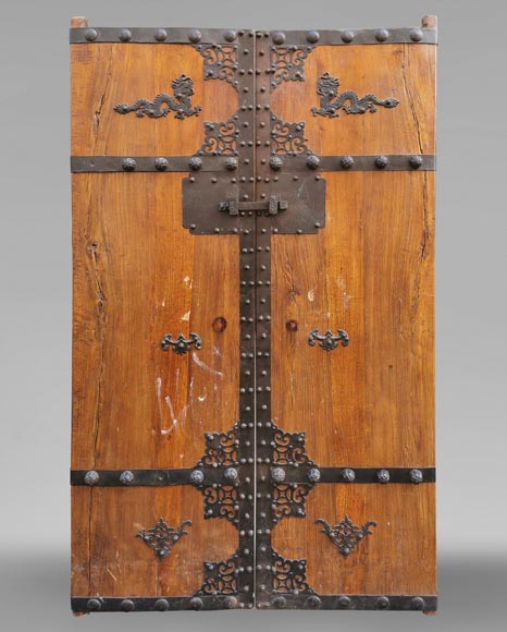 Important Chinese oak double door with dragons, circa 1950-0