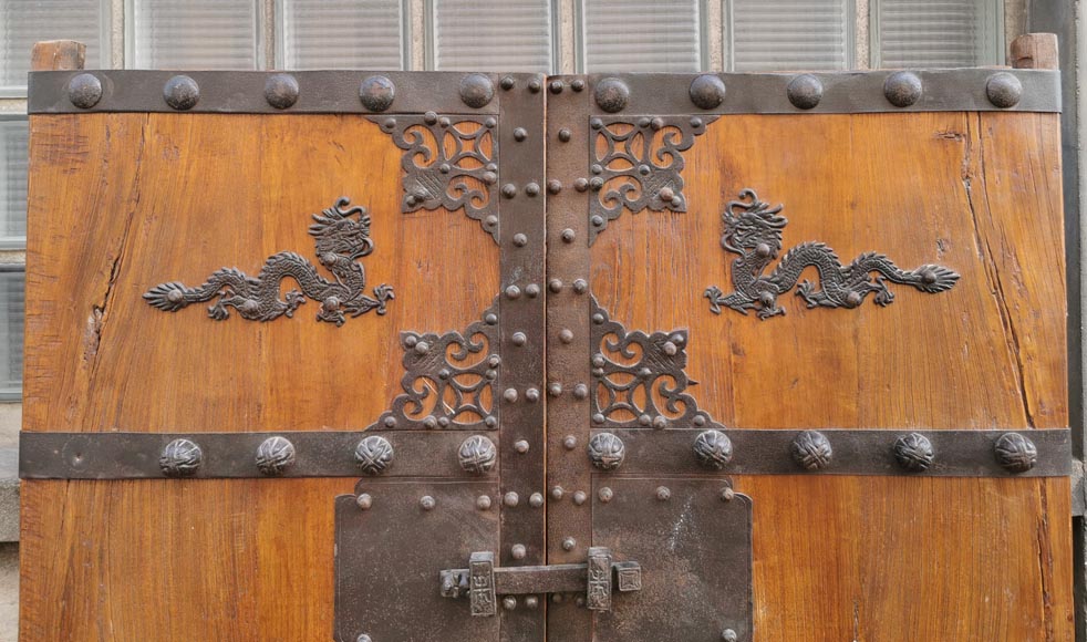 Important Chinese oak double door with dragons, circa 1950-1