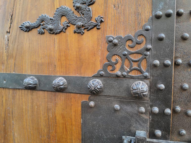 Important Chinese oak double door with dragons, circa 1950-2