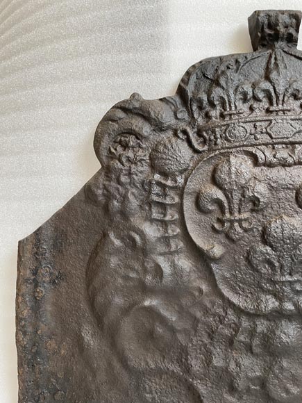 Cast iron cut fireback with the coat of arms of France, 18th century-1