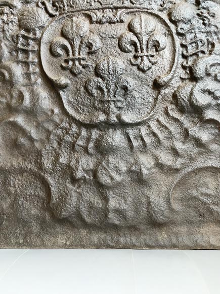 Cast iron cut fireback with the coat of arms of France, 18th century-2