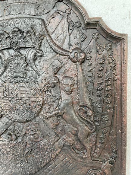 Cast iron fireback with coat of arms, 19th century-3