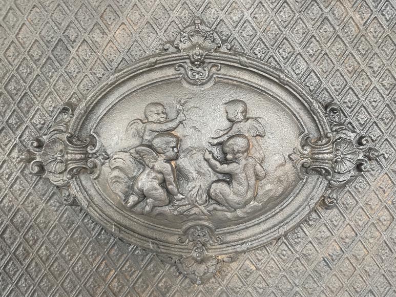 Cast iron fireback with a Putti decoration -1