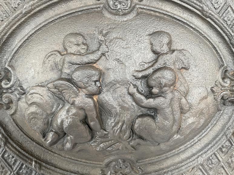 Cast iron fireback with a Putti decoration -2