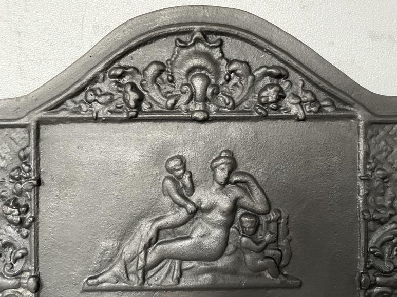 Cast iron fireback adorned with Vénus and two putti-1