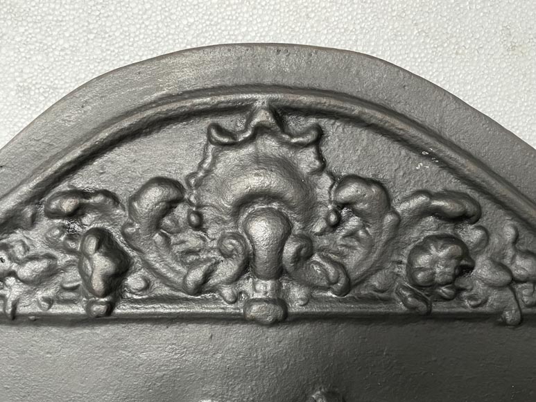Cast iron fireback adorned with Vénus and two putti-3