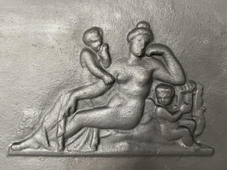 Cast iron fireback adorned with Vénus and two putti-4