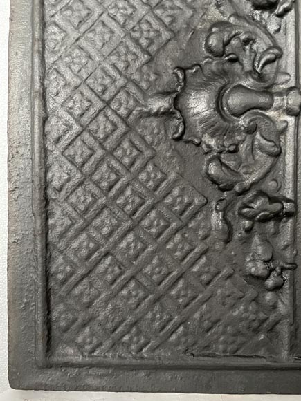 Cast iron fireback adorned with Vénus and two putti-6
