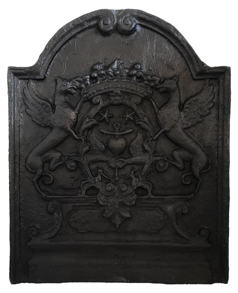Louis XV style fireback « Blazon with griffins »-0