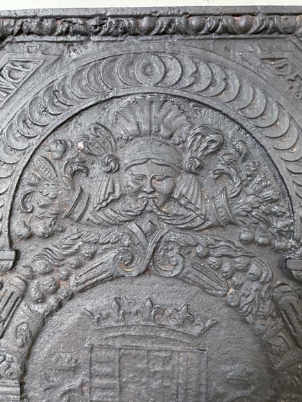 Fireback with erases armorials hold by greyhounds, 19th century-2