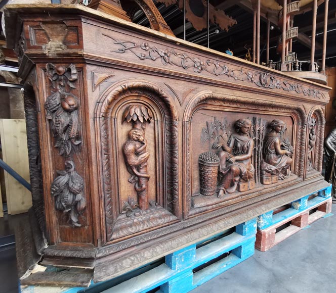Exceptional oak shop counter with a decoration depicting coffee and cocoa trade, circa 1880-1