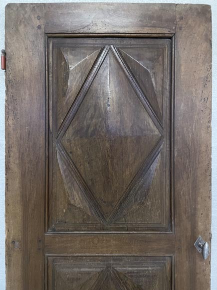 Small walnutt wood sculpted door with diamond decoration-1