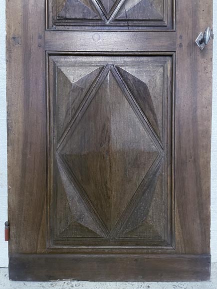 Small walnutt wood sculpted door with diamond decoration-2