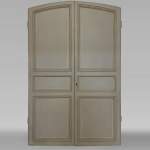 Double paneled door in wood with curved top