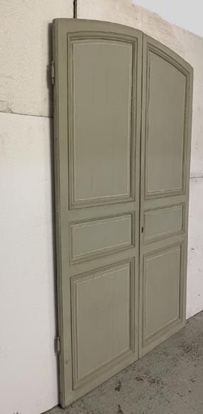 Double paneled door in wood with curved top-1