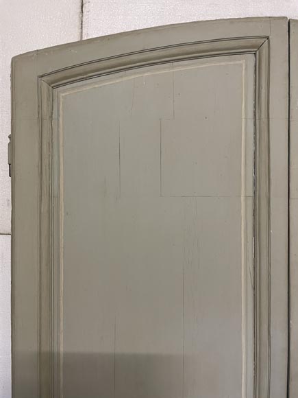 Double paneled door in wood with curved top-2