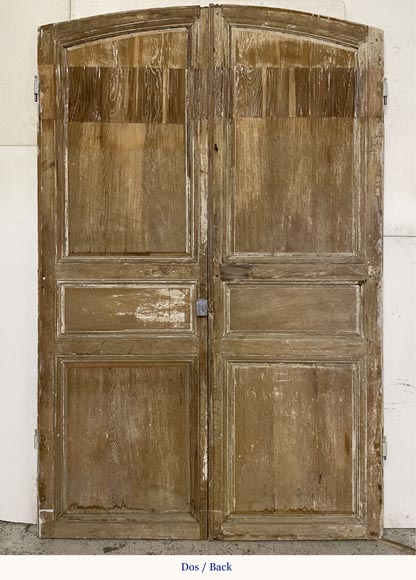 Double paneled door in wood with curved top-5