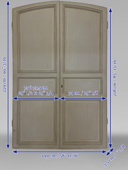 Double paneled door in wood with curved top-9