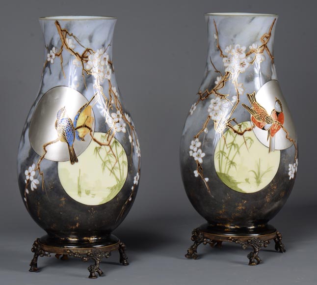 BACCARAT - Pair of Japanese vases in opalescent glass mounted in bronze -1