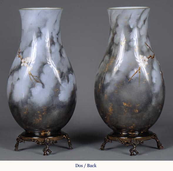BACCARAT - Pair of Japanese vases in opalescent glass mounted in bronze -8