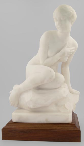 « Venus surprised in the bath », Carrara marble sculpture, late 19th century-0