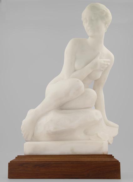 « Venus surprised in the bath », Carrara marble sculpture, late 19th century-1