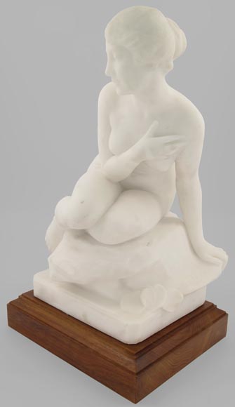 « Venus surprised in the bath », Carrara marble sculpture, late 19th century-4
