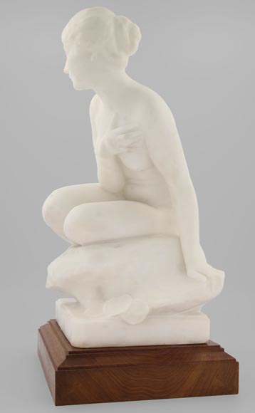 « Venus surprised in the bath », Carrara marble sculpture, late 19th century-6