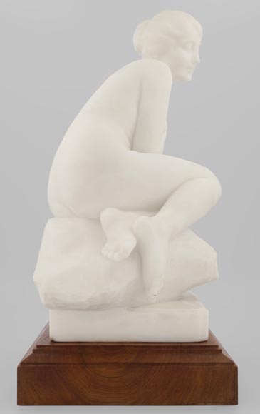 « Venus surprised in the bath », Carrara marble sculpture, late 19th century-9