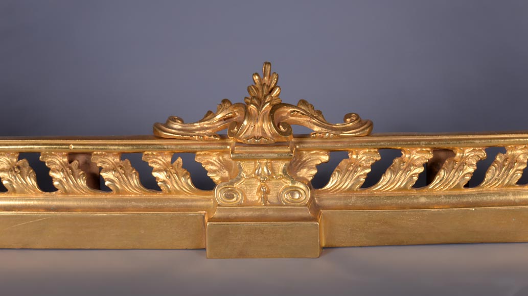 Fire fender with acanthus leaves-1
